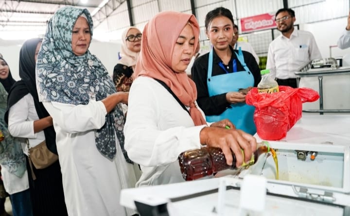 Warga Dawuhan Antusias Kumpulkan Minyak Jelantah di KDKMP