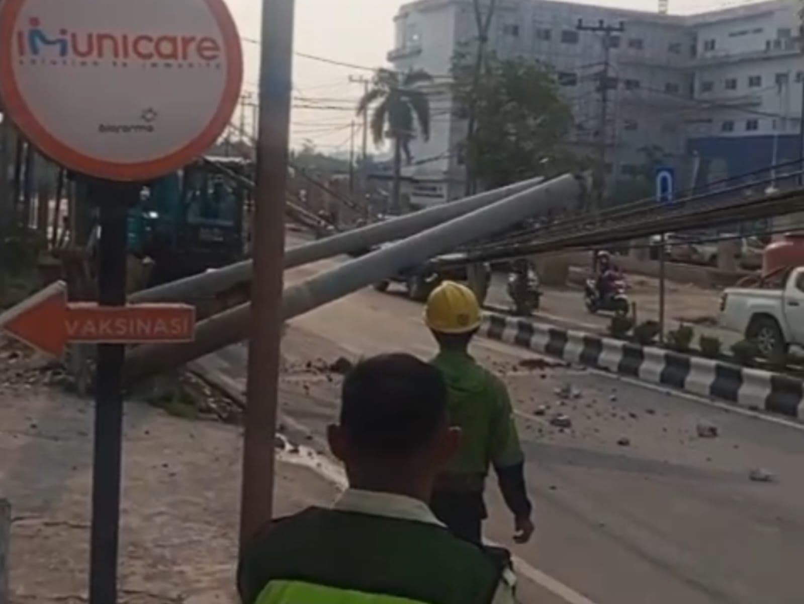 Sling Baja Putus Saat Pembongkaran, Tiang Listrik Patah di Jalan Potos Muara Teweh